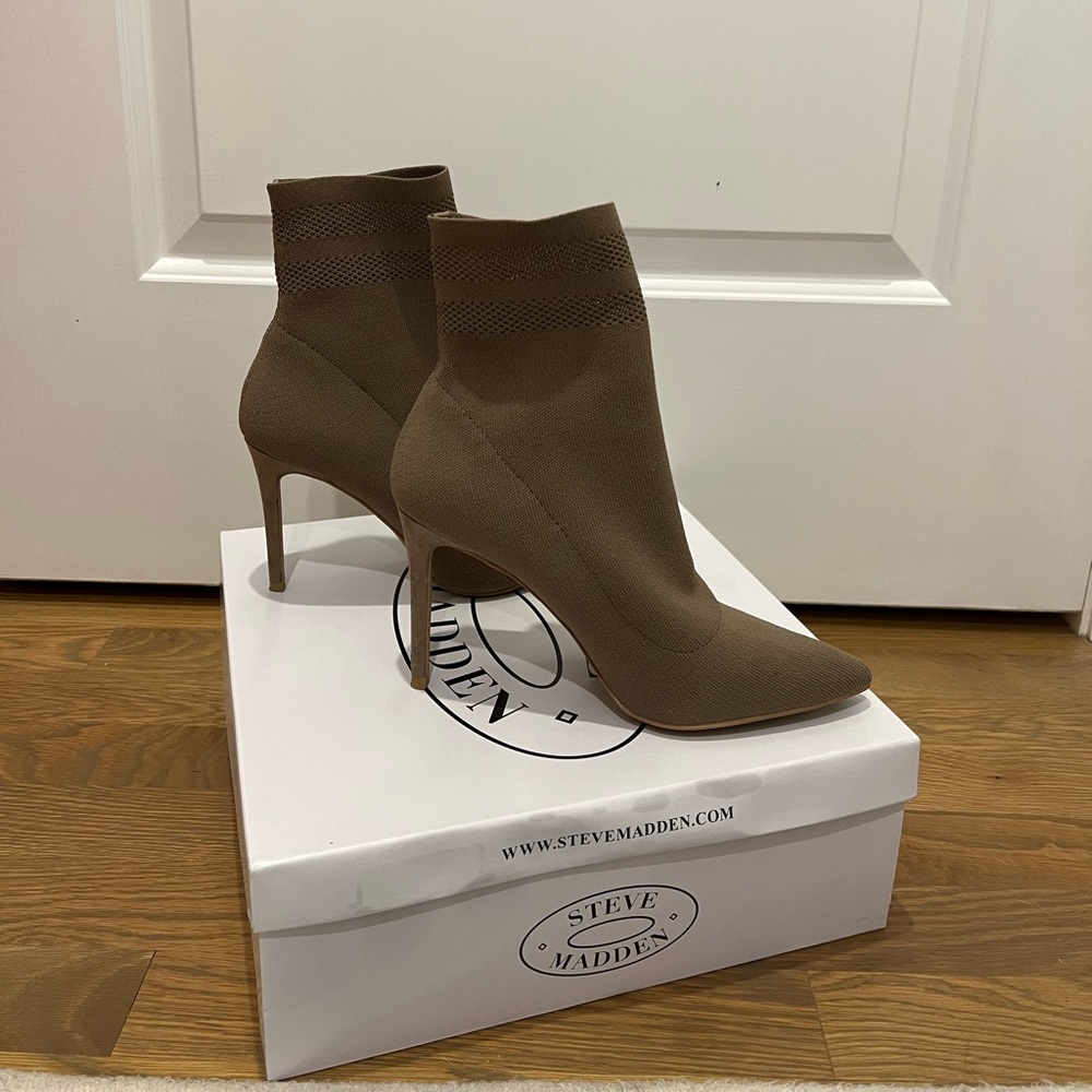 Steve Madden Cookie sock bootie in Dark Taupe size 7.5